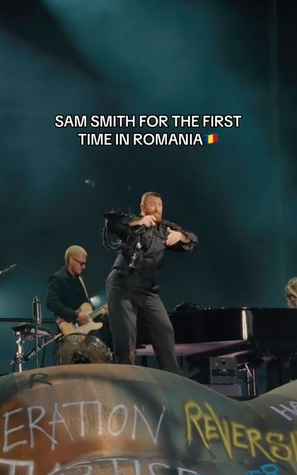 Sam Smith, pe scena de la Untold 2024 / sursă foto: captură video