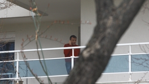 Milionarul Costica Constanda vorbeste la telefon de pe balcon, la 0 grade Celsius!