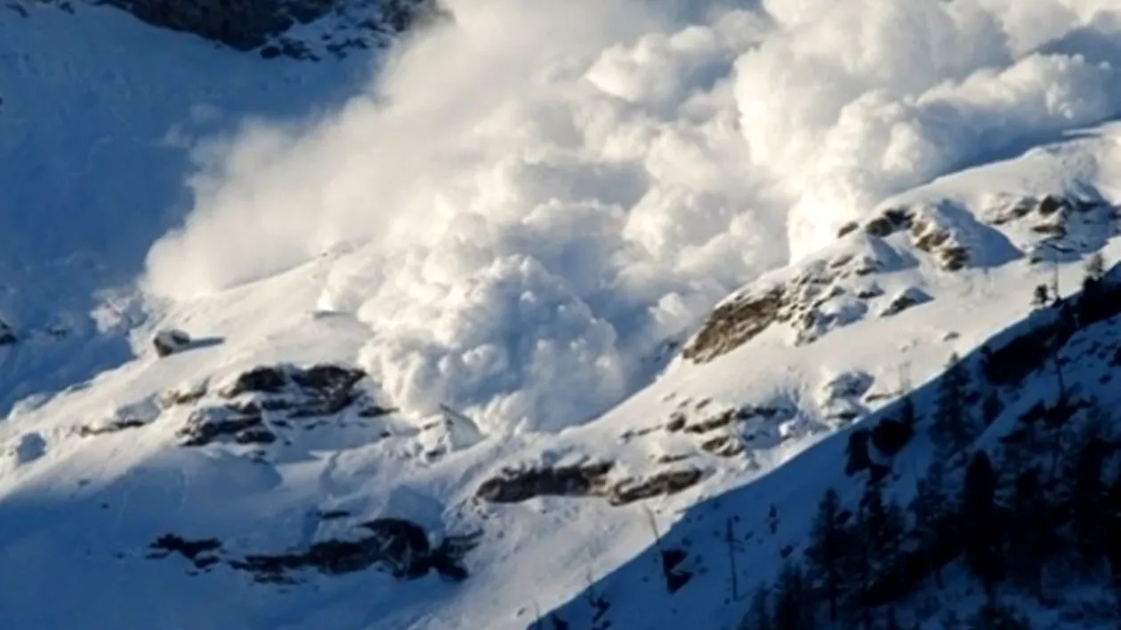 Avalanșe în Munții Bucegi. Turiștii sunt sfătuiți să nu meargă pe traseele închise sau în văi