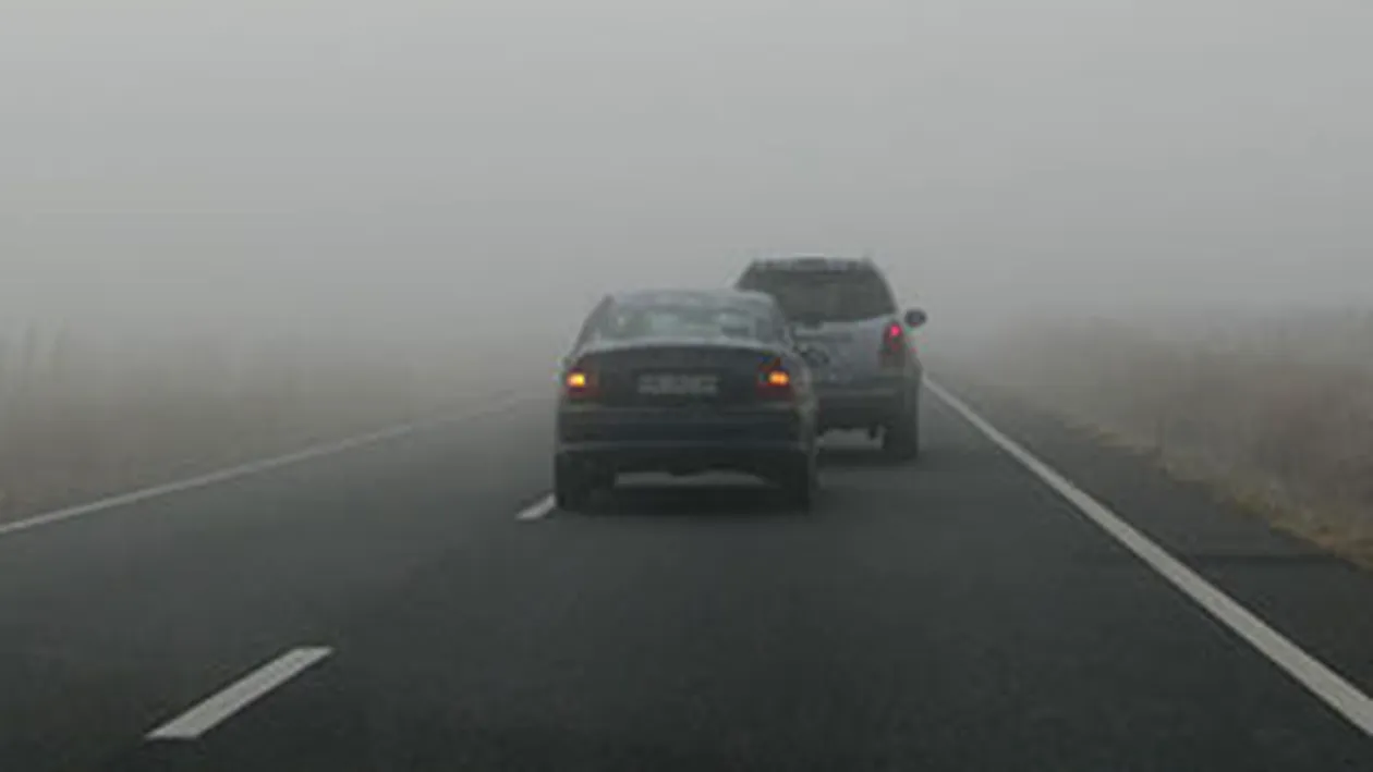 Avertizare de ceaţă pentru Bucureşti şi 11 judeţe. Autostrăzile A1, A2 şi A3 şi mai multe drumuri naţionale, vizate şi ele de ceaţă. Ce recomandă Poliţia