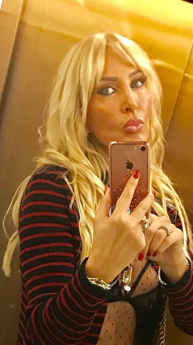 Maya, sexy-patroneasa MedLife, este noua "Regină a selfiurilor" din lumea bună