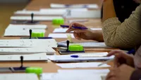 O operatoare dintr-o secție de vot din Cluj, reclamată că are decolteu „prea adânc, cu dantelă neagră”