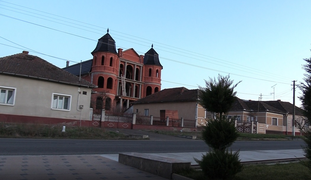 Uriaşele clădiri fantomatice răsar ameninţător dintre casele obişnuite