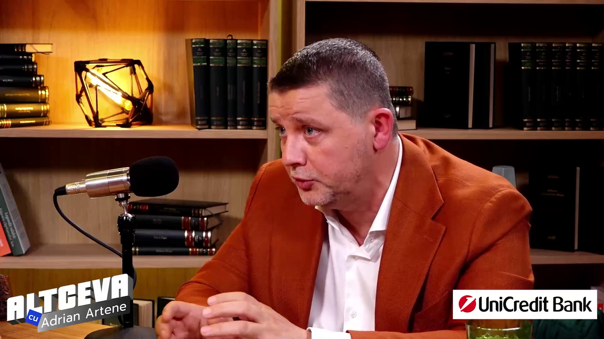 Cezar Florea aduce în cadrul licitației chiar și permisul de aviator al Principelui Nicolae / (Sursa: Captură video)