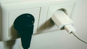 Electrocasnicul care trebuie scos din priză, înainte să te culci. Greșeala pe care o fac mulți români