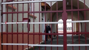 Gest şocant! Un deţinut din Penitenciarul Bacău, condamnat pentru viol, a ajuns la spital cu gâtul tăiat