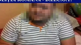 VIDEO N-ar fi putut sa traiasca o rusine mai mare! Seful unei retele de trafic droguri a inceput sa planga ca o femeie in fata politistilor