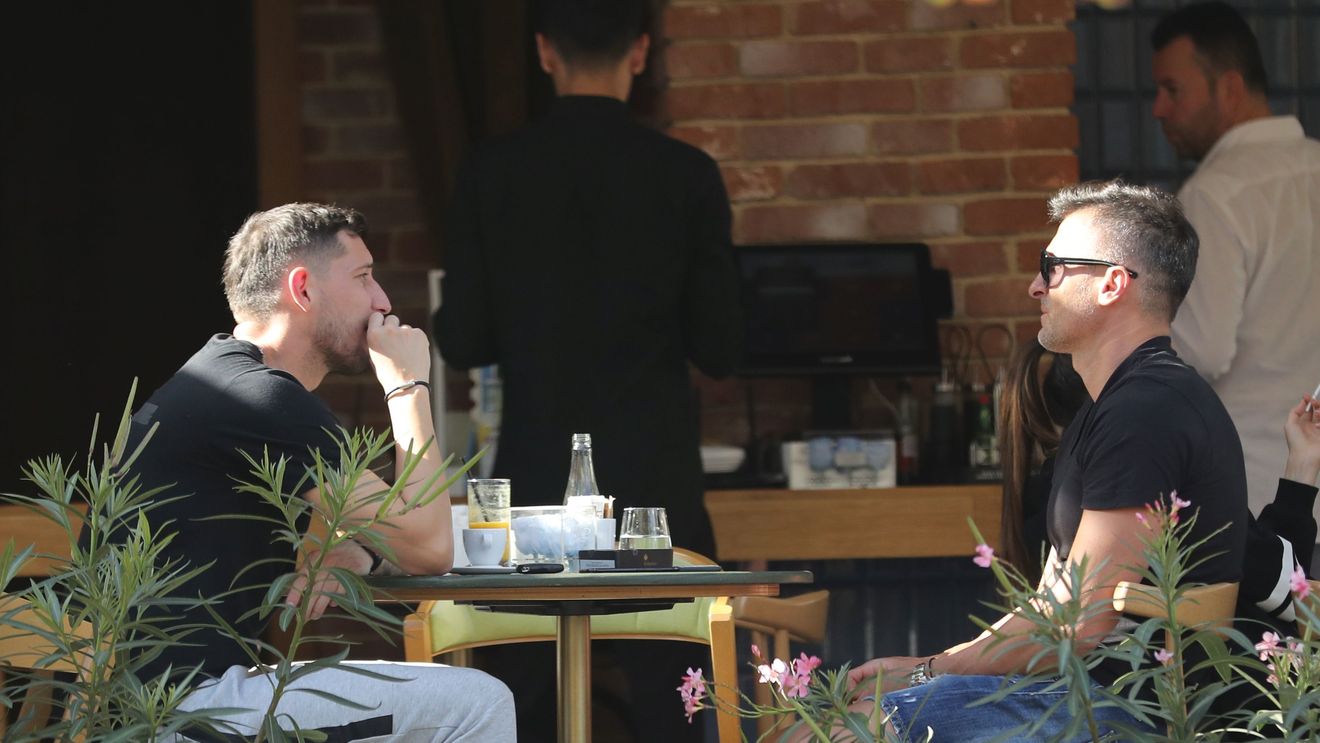 Primele imagini cu ”ex-ul” Roxanei Vancea şi al Mădălinei Pamfile, după 4 luni de arest pentru proxenetism. S-a întors în libertate... Loverboy-ul cu Ferrari, tovărăşeală la cafenea cu faimosul Nilă şi ”cancelarul” lui Gigi Becali