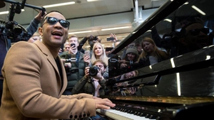 Celebrul JOHN LEGEND le-a oferit un concert surpriză fanilor pe peronul unei staţii de tren! Imaginile sunt incredibile