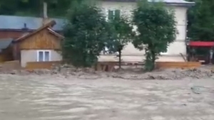 Zeci de gospodării inundate în Suceava! Un drum național și o cale ferată au fost blocate de ploi