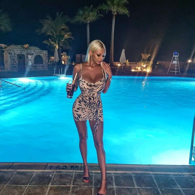 Sandra, o blondină extrem de sexy, cu forme atrăgătoare