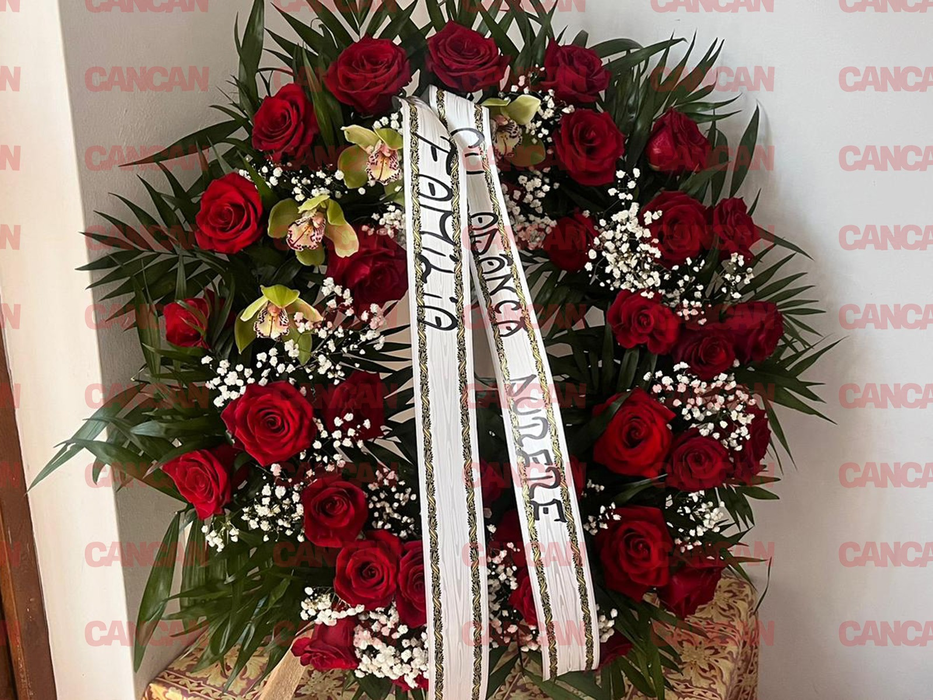 Sfâșietor! Ce scrie pe coroanele funerare aduse de apropiații lui Artan la capela Bisericii Pogorarea Sfântului Duh Titan