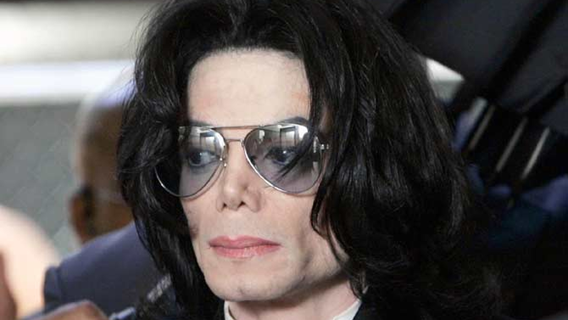 In casa lui Michael Jackson s-au gasit mai multe creme pentru albirea pielii!