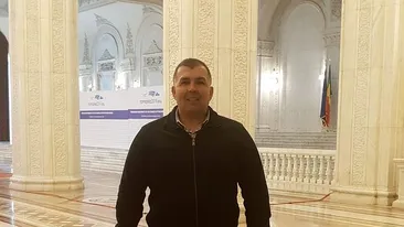 Un primar din Gorj s-a urcat pe cal și a mărșăluit prin localitate pentru a sărbători victoria. VIDEO