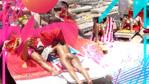 Cod roșu de…  sâni goi pe plajele din Mamaia
