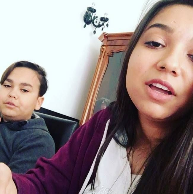 Fata cea mică a lui Adrian Minune are iubit! Cu cine se iubeşte adolescenta de 15 ani