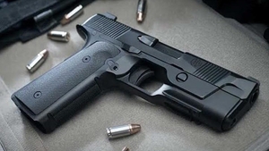 Autoritățile sunt în alertă! O tânără a găsit un pistol într-un tramvai