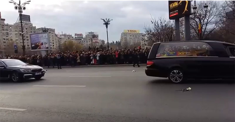 Miracol? Imaginile au fost publicate abia acum! Ce a apărut pe cer în timpul funeraliilor Regelui Mihai!