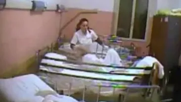 VIDEO SOCANT! O asistenta romanca isi loveste cu salbaticie pacientii dintr-un azil din Italia