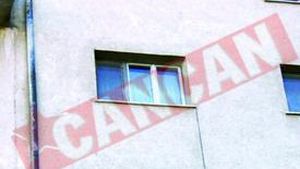 Si-a aruncat bebelusul de la etajul trei