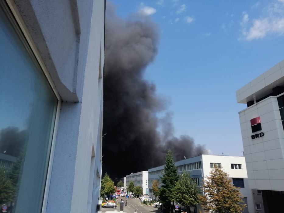 VIDEO. Incendiu puternic pe Strada Biharia din București. „Arde o hală, în întregime”. A fost transmis mesaj prin Ro Alert pentru protecția populației