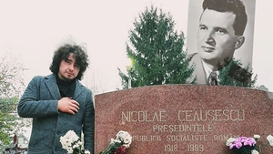 Scandalos! Ce a făcut tânărul din imagine, zilele trecute, la mormântul soților Ceaușescu