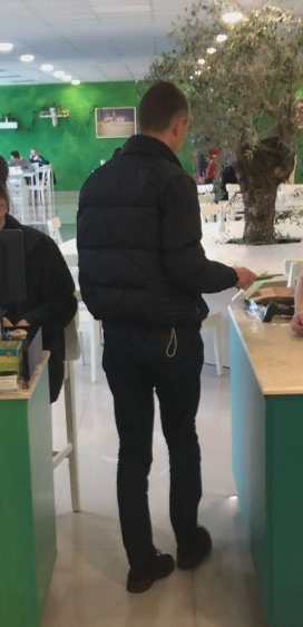 Miliardarul se îndreaptă spre masă