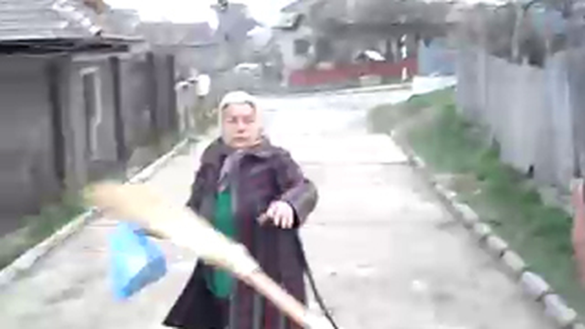Video inadmisibil! O batranica beata este lovita si batjocorita in ultimul hal de doi tarani - Atentie, imagini tulburatoare!