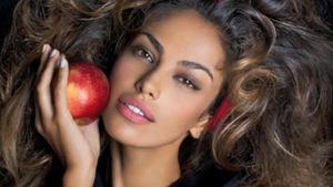 Mădălina Ghenea suferă ca un câine după Gerard Butler: "Trece printr-o perioadă nefastă pe toate planurile"