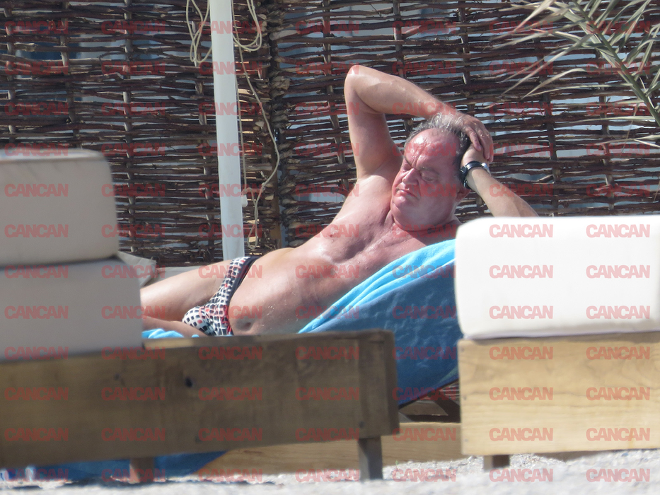 Fostul ministru a stat în cele mai comode poziții (Sursă foto: CANCAN.RO)
