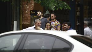 Fabulosul Luţu îşi imită şeful 1/1. ”Cancelarul” lui Gigi Becali şi-a luat fentele milionarului la cafenea… Imagini de comă!