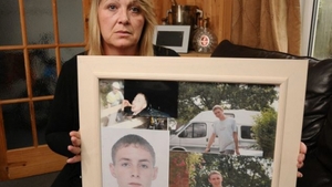După 5 ani de când i-a murit fiul, si-a făcut curaj să-i ia hainele de la politie! A rămas socată când a văzut ce i-au dat