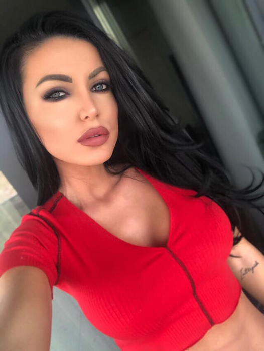 Raluca „Bombardiera”, filmată în club alături de fotomodelul Kinsey Wolanski, cea care a intrat pe teren la finala Ligii Campionilor