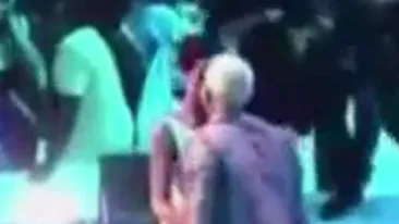 VIDEO Incredibil! Chris Brown a batut-o de a rupt-o, dar Rihanna s-a sarutat aseara pe gura cu el la Premiile MTV!