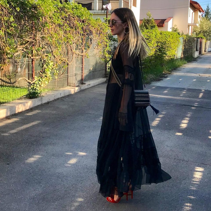Adela Popescu, supraponderală și cu lenjeria intimă pe afară. O fană a criticat-o imediat: „S-a transformat rău”