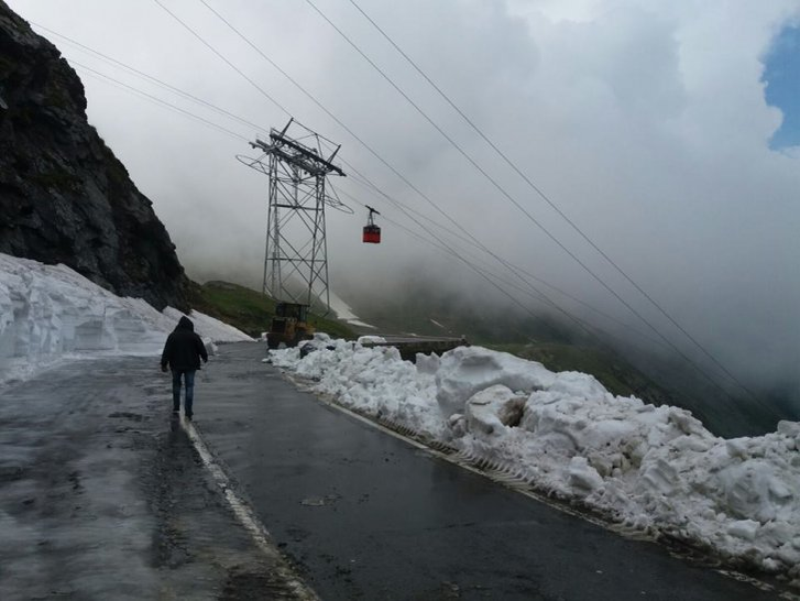 Zăpadă „cât casa” pe Transfăgărășan! Drumul este închis