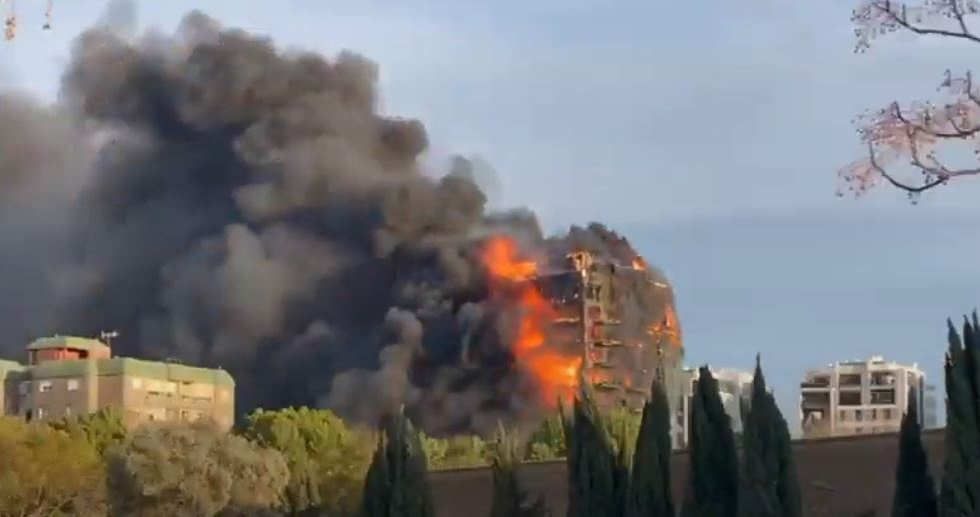 Un bloc de 14 etaje din Valencia s-a făcut scrum