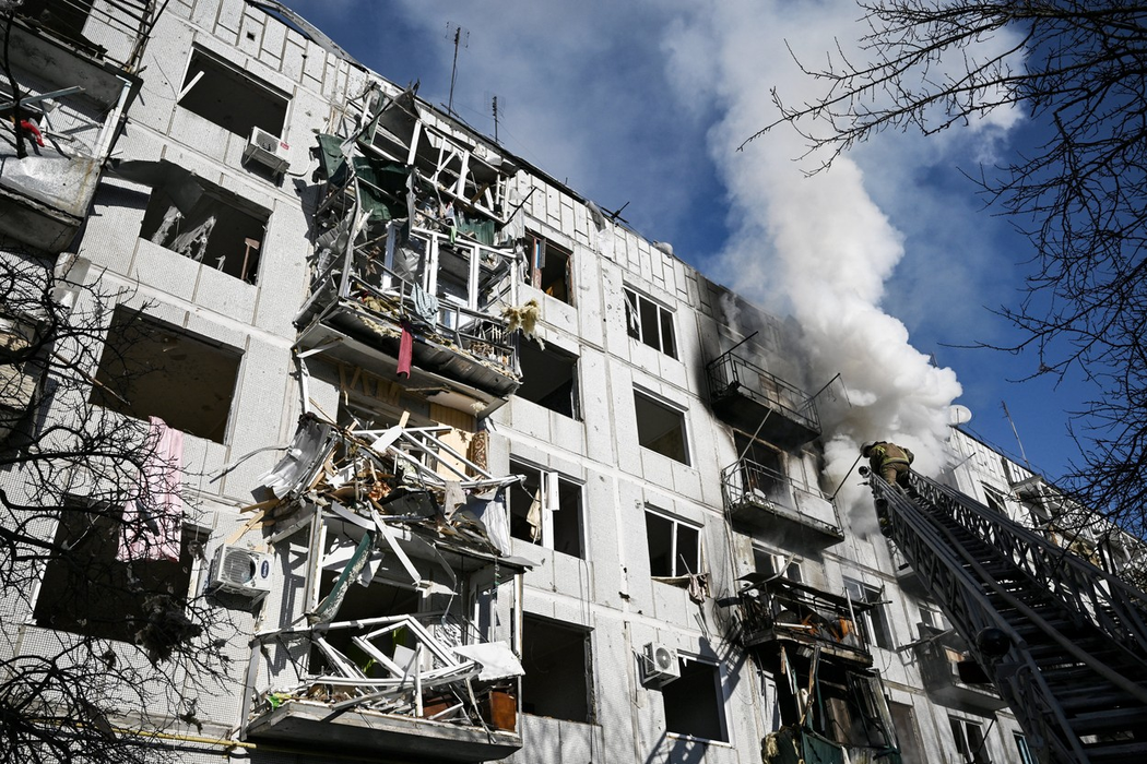 Pompierii încearcă să stingă flăcările dintr-un bloc din Chuguiv. Sursa foto: Profimedia Images
