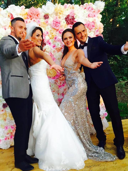 MĂDĂLIN IONESCU şi CRISTINA ŞIŞCANU, cei mai eleganţi naşi la nunta unui cântăreţ celebru! FOTO cu cei doi în „acţiune“