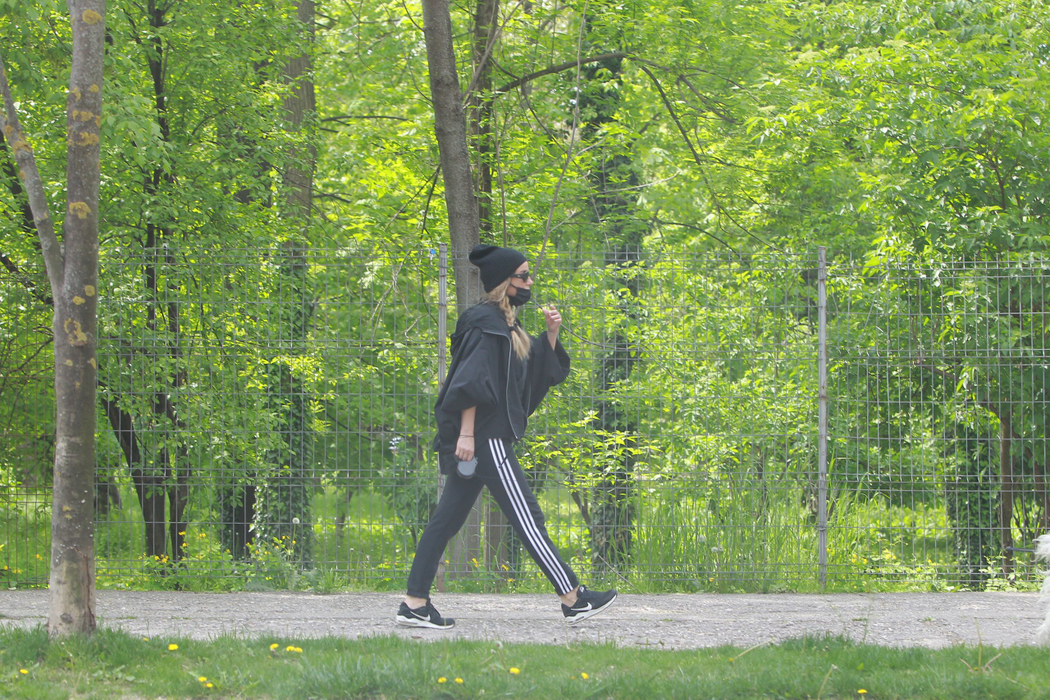 Tania Budi și-a plimbat câinele în „stil ninja”