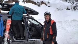 Klaus Iohannis, la munte! Cât costă echipamentul de ski pe care îl purta și cu ce Duster special a urcat