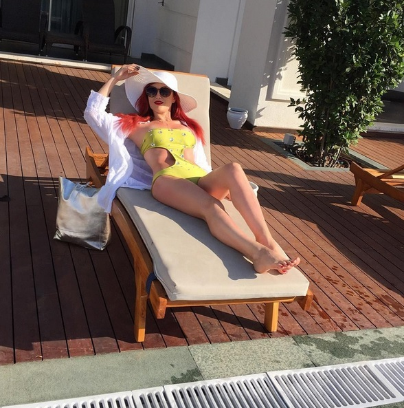 FOTO | ELENA GHEORGHE, mai hot ca oricând! A schimbat mai multe costume de baie şi a „scăpat“ pozele pe net
