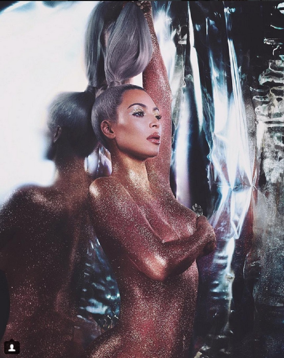 VIDEO / Pictorial strălucitor! La propriu! Kim Kardashian „îmbrăcată” doar în sclipici. Bărbaţii s-au înfierbântat când au văzut imaginile
