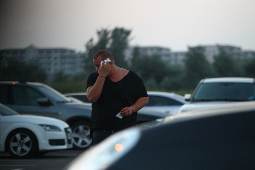 Dan Petrache, încercând să îşi oprească sângerarea după ce a fost bătut, în 2013