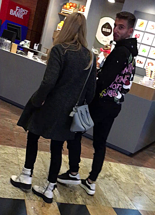 Robert Ion s-a relaxat cu o blondină la mall