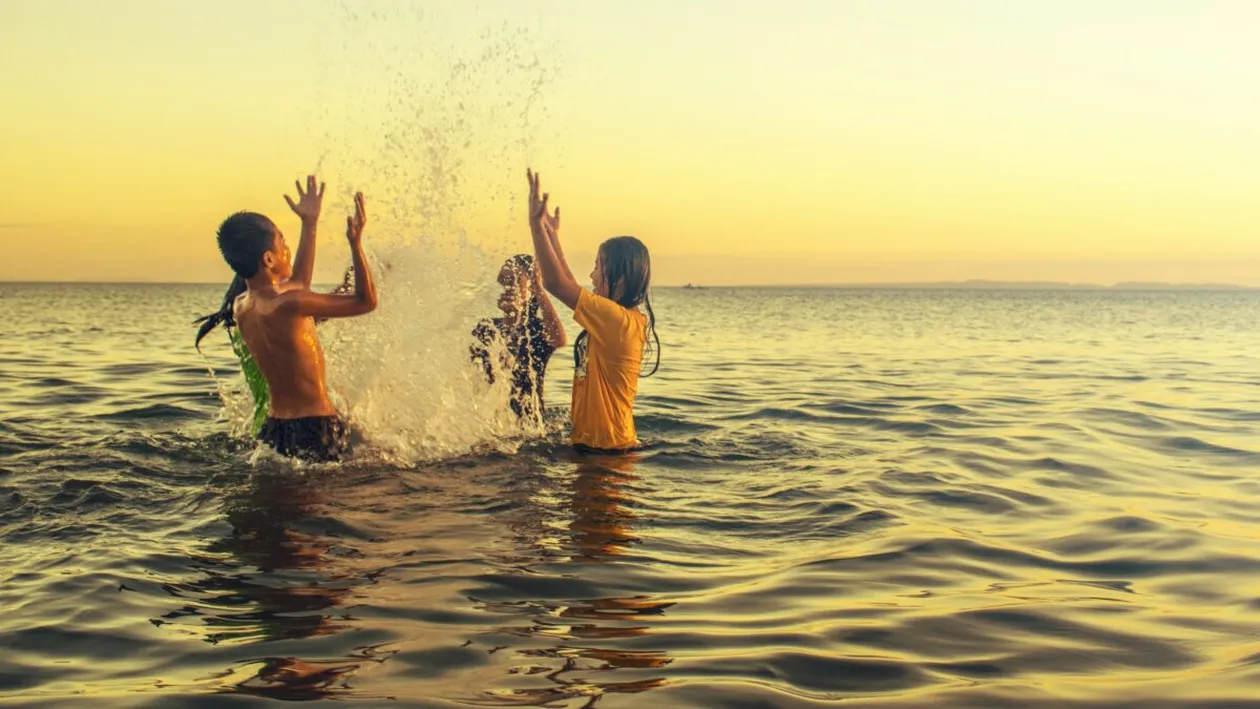 Atenție mare atunci când mergi la plajă! Un copil de 13 ani s-a infectat cu o amibă devoratoare de creier după ce a făcut o baie în mare