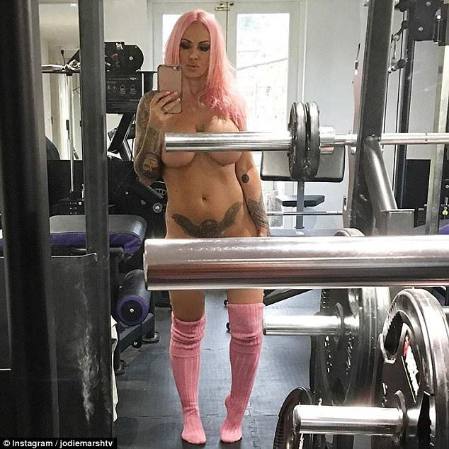 Cea mai sexy Crăciuniţă! Şi-a pus barba lui Moş Crăciun la bikini şi apoi i-a dat jos!