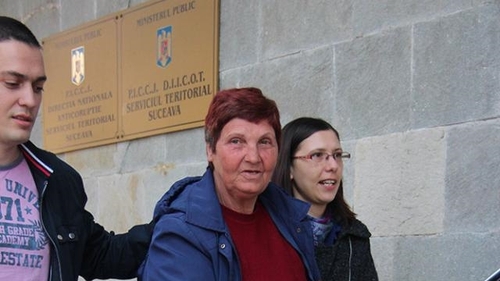 Femeia din imagine (74 de ani) agăța barbăți, de regulă în gări și mergea cu ei în camera de hotel pentru o partidă fierbinte! Ce le făcea acestora pentru a le lua banii este incredibil!