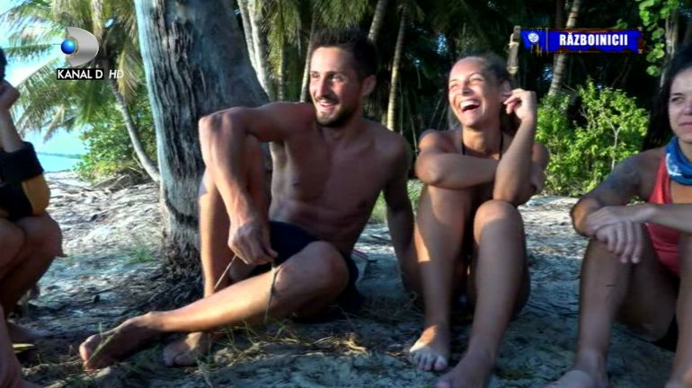 S-a format primul cuplu de la Survivor România?! Colegii i-au dat de gol: “E o clipire diferită în ochi. Se vede diferența, oricum!”