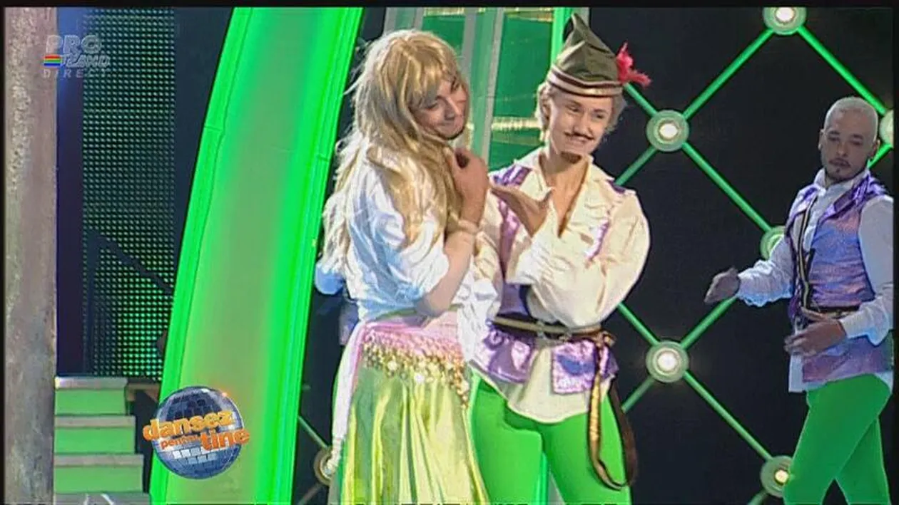 Nu ai s-o recunoşti! Oana Ioniţă, cu mustaţă şi îmbrăcată în izmene, la Dansez